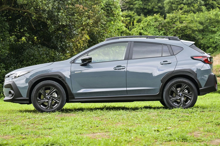 Mẫu xe SUV Subaru Ascent 2024 sở hữu một diện mạo táo bạo hơn nhờ lưới tản nhiệt cỡ lớn được bao bọc bởi đèn pha LED mới. Xe có cản trước được thiết kế hầm hố, mạnh mẽ với các cửa hút mới, giúp cải thiện luồng không khí bên dưới xe.