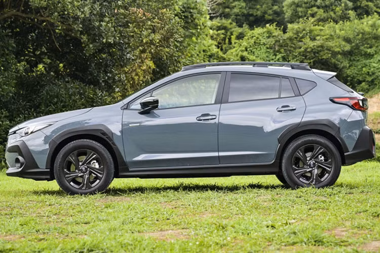 Mẫu xe SUV Subaru Ascent 2024 sở hữu một diện mạo táo bạo hơn nhờ lưới tản nhiệt cỡ lớn được bao bọc bởi đèn pha LED mới. Xe có cản trước được thiết kế hầm hố, mạnh mẽ với các cửa hút mới, giúp cải thiện luồng không khí bên dưới xe.