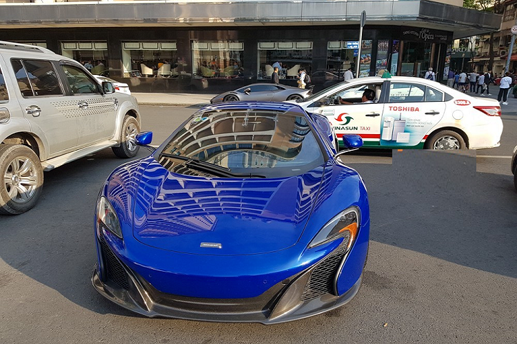 650S Spider là dòng siêu xe McLaren đầu tiên xuất hiện tại Việt Nam, kể từ khi hãng xe Anh quốc ra riêng không còn sản xuất chung với Mercedes-Benz. Khá thú vị là sau 2 năm chiếc xe McLaren 650S Spider đầu tiên về Việt Nam, thuộc sở hữu của nữ đại gia tên Thúy, các đại gia Việt cũng đã mang về nước gần 10 chiếc.