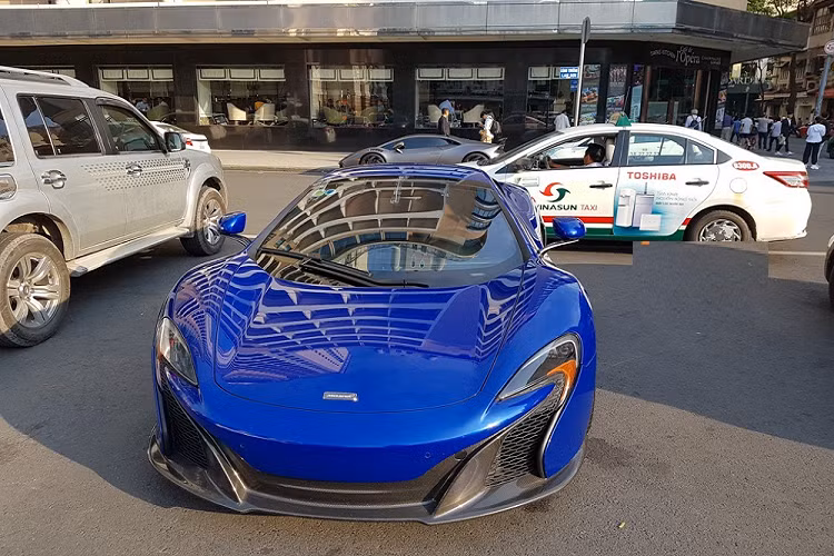 650S Spider là dòng siêu xe McLaren đầu tiên xuất hiện tại Việt Nam, kể từ khi hãng xe Anh quốc ra riêng không còn sản xuất chung với Mercedes-Benz. Khá thú vị là sau 2 năm chiếc xe McLaren 650S Spider đầu tiên về Việt Nam, thuộc sở hữu của nữ đại gia tên Thúy, các đại gia Việt cũng đã mang về nước gần 10 chiếc.