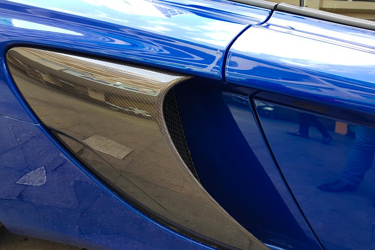 Do có trọng lượng nặng hơn 40 kg so với bản Coupe, nên McLaren 650S Spider có thời gian tăng tốc từ vị trí xuất phát lên 100 km/h trong 3,1 giây, chậm hơn 0,1 giây so với 650S. Tốc độ tối đa của siêu xe mui trần này là 328 km/h, con số trên McLaren 650S Coupe là 333 km/h.