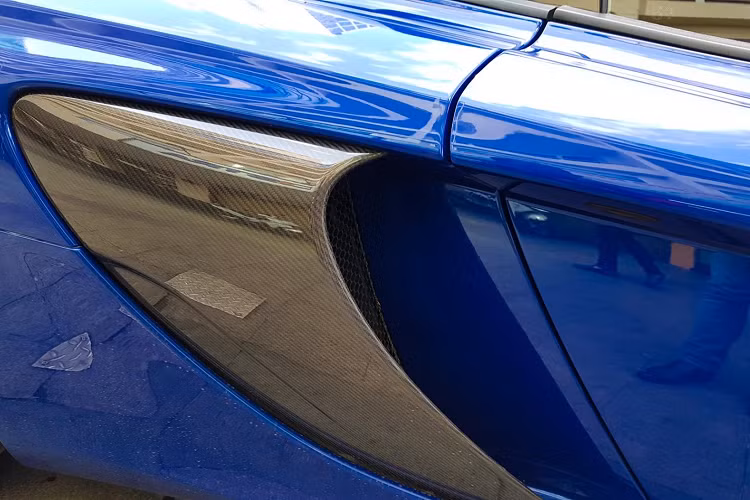 Do có trọng lượng nặng hơn 40 kg so với bản Coupe, nên McLaren 650S Spider có thời gian tăng tốc từ vị trí xuất phát lên 100 km/h trong 3,1 giây, chậm hơn 0,1 giây so với 650S. Tốc độ tối đa của siêu xe mui trần này là 328 km/h, con số trên McLaren 650S Coupe là 333 km/h.