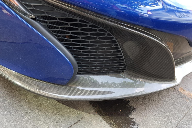 Siêu xe McLaren 650S Spider đang được chào bán hơn 8 tỷ đồng được trang bị động cơ V8, tăng áp kép, dung tích 3,8 lít, sản sinh công suất tối đa 641 mã lực và mô-men xoắn cực đại 680 Nm. Toàn bộ sức mạnh của siêu xe này được truyền tới bánh thông qua hộp số tự động ly hợp kép 7 cấp.