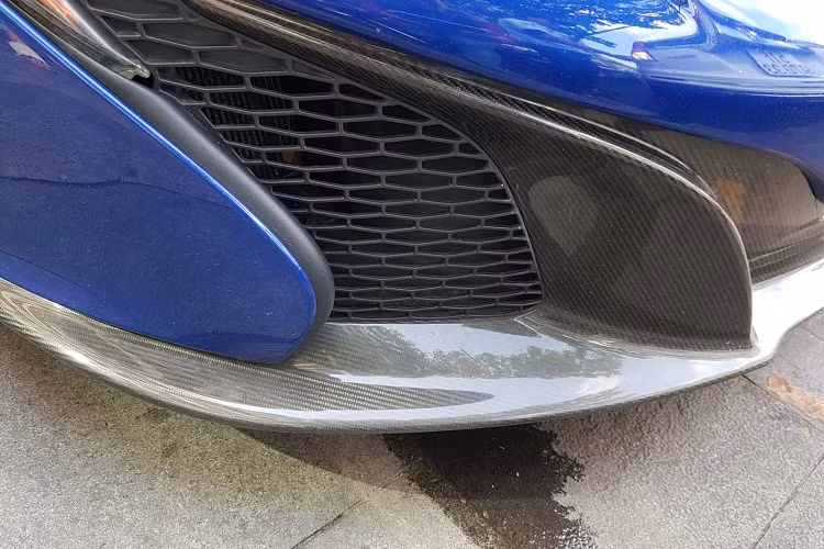 Siêu xe McLaren 650S Spider đang được chào bán hơn 8 tỷ đồng được trang bị động cơ V8, tăng áp kép, dung tích 3,8 lít, sản sinh công suất tối đa 641 mã lực và mô-men xoắn cực đại 680 Nm. Toàn bộ sức mạnh của siêu xe này được truyền tới bánh thông qua hộp số tự động ly hợp kép 7 cấp.