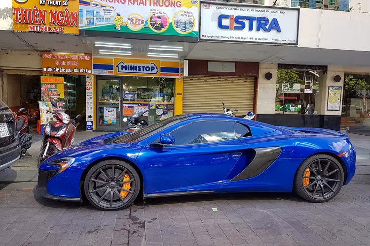 Ngoại thất chiếc xe McLaren 650S Spider màu Aurora Blue so với thời điểm về nước vào năm 2016 chỉ có 1 sự khác biệt duy nhất, đó chính là xe đã bị tháo la-zăng nguyên bản, và đã được độ sẵn cặp mâm hàng hiệu của ADV.1 có giá trên 290 triệu đồng, và sau cùng, xe còn có nhiều chi tiết bằng sợi carbon bóng tạo điểm nhấn ở thiết kế và đồng thời giúp trọng lượng xe giảm cân đáng kể.