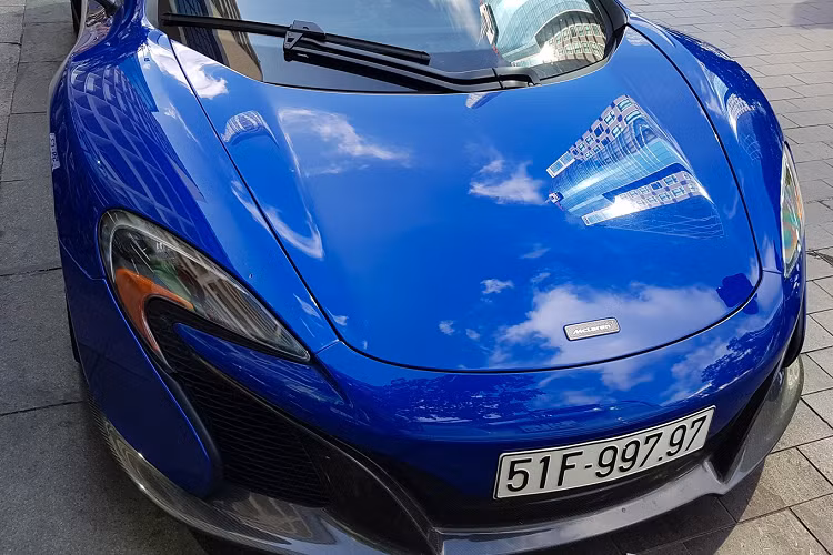 McLaren 650S Spider là phiên bản mui trần và sở hữu kiểu mui xếp cứng có thể đóng hoặc mở mui trong thời gian 16 giây, ngay cả khi đang lái xe, bạn cũng có thể thực hiện thao tác mở mui, nhưng lưu ý, tốc độ xe phải dưới 45 km/h, để đảm bảo mui xếp cứng hoạt động hoàn hảo. Không như đàn em McLaren 720S Spider có thể mở mui bằng nút bấm trên chìa khóa, người sử dụng xe McLaren 650S Spider phải vào trong khoang lái, mới có thể đóng hoặc mở mui xe.