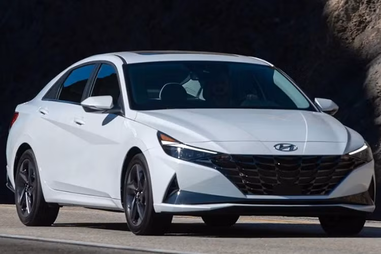 Mức giá xe Hyundai Elantra Hybrid bán ra tại Mỹ từ 24.550 USD (tương đương khoảng 577 triệu đồng). Xe được trang bị động cơ 4 xi lanh, dung tích 1.6L, kết hợp với mô-tơ điện 43 mã lực cho tổng công suất 139 mã lực, mô-men xoắn cực đại 264 Nm.