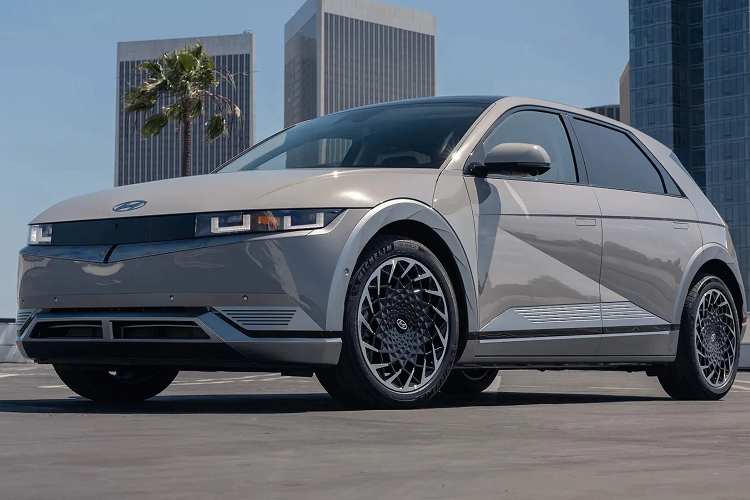 Một điểm thu hút khác của Ioniq 5 là thời gian sạc ngắn. Với bộ sạc 350 kWh, xe chỉ cần 18 phút để sạc từ 10% lên 80%, trong khi các xe điện thường gặp phải mất tới một giờ đồng hồ mới sạc đầy. Ưu điểm này đã giúp Ioniq 5 trở thành lựa chọn hấp dẫn đối với những khách hàng muốn mua xe điện nhưng còn đắn đo vì thời gian sạc.