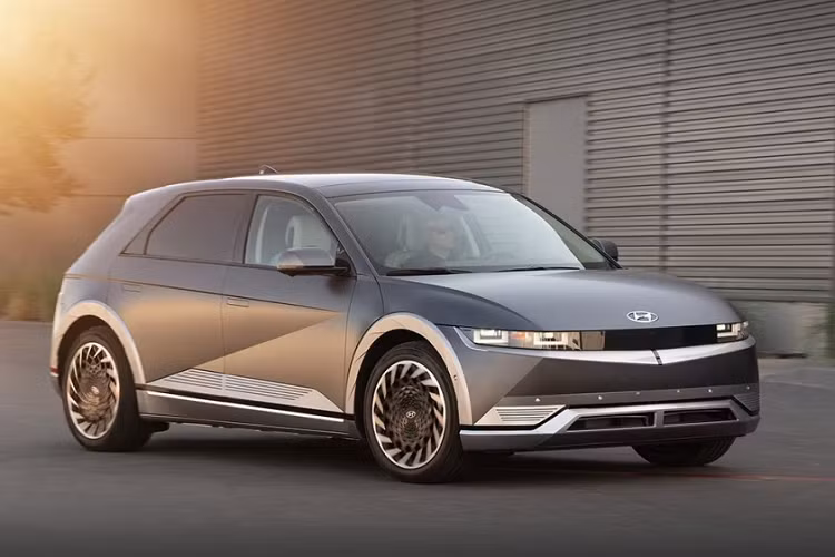 Khi xe điện đang là xu thế toàn cầu, Hyundai cũng muốn mở rộng thêm sản xuất xe điện. Tháng 5/2022, hãng cho biết đang đầu tư 5,5 tỷ USD để xây dựng một nhà máy sản xuất pin và lắp ráp ô tô điện gần Savannah, Georgia. Hyundai dự kiến doanh số bán xe điện tăng 54% vào năm 2023 và cho biết muốn doanh số bán ô tô điện tại Mỹ tăng 150% để chiếm 9% doanh số bán xe tại nước này.