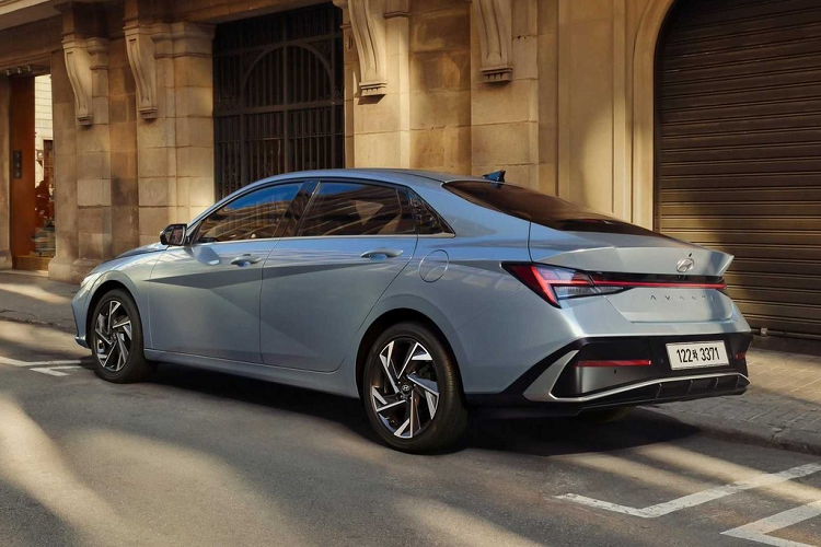 Giá bán lẻ đề xuất tại Mỹ của Huyndai Elantra là từ 20.650 USD (khoảng 485 triệu đồng), đây là mức giá phải chăng trong thị trường ô tô hiện nay. Động cơ tiêu chuẩn cung cấp 147 mã lực và kết hợp cùng hộp số CVT và hệ dẫn động cầu trước. Huyndai Elantra chỉ tốn 9,4 - 8,6 lít/100km (đường nội đô) và 7 - 6,9 lít/100km với đường cao tốc.