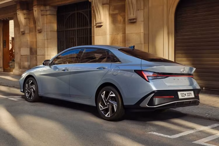 Giá bán lẻ đề xuất tại Mỹ của Huyndai Elantra là từ 20.650 USD (khoảng 485 triệu đồng), đây là mức giá phải chăng trong thị trường ô tô hiện nay. Động cơ tiêu chuẩn cung cấp 147 mã lực và kết hợp cùng hộp số CVT và hệ dẫn động cầu trước. Huyndai Elantra chỉ tốn 9,4 - 8,6 lít/100km (đường nội đô) và 7 - 6,9 lít/100km với đường cao tốc.