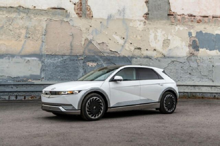 Hyundai Ioniq 5 được nâng cấp và tiếp tục ghi điểm với khách hàng, đáng chú ý có hệ thống sưởi bằng pin, sức kéo và phạm vi hoạt động của xe cũng tăng lên. Theo đó, Ioniq 5 có sức kéo 2.000 lbs (khoảng 900 kg), trong khi sức kéo của xe vào năm 2022 chỉ là 1.650 lbs (748 kg). Còn phạm vi hoạt động tăng từ 412 km lên thành 428 km.