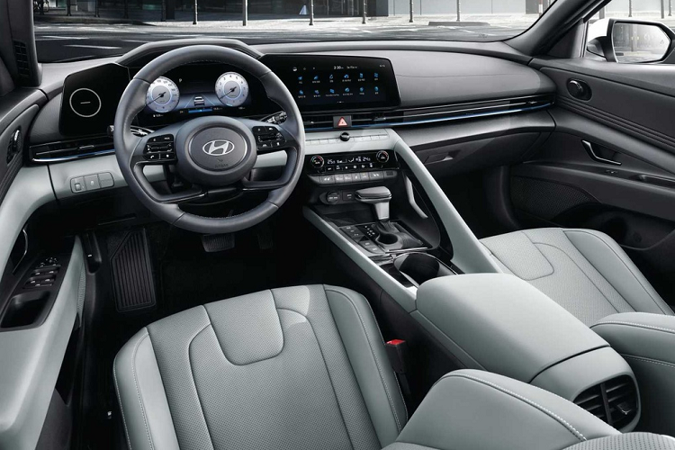 Không chỉ phiên bản hybrid, các phiên bản còn lại của Elantra cũng được đánh giá rất cao. Với khả năng tiết kiệm nhiên liệu đáng ngạc nhiên và nội thất rộng rãi, Hyundai Elantra vẫn là cái tên được người dùng ưu ái lựa chọn trong phân khúc sedan cỡ nhỏ. Ở thế hệ thứ 7, Elantra đã được ra mắt từ năm 1992 và trở thành mẫu xe sedan phổ biến với mức giá phải chăng.