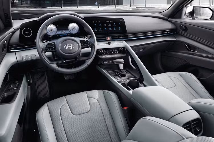 Không chỉ phiên bản hybrid, các phiên bản còn lại của Elantra cũng được đánh giá rất cao. Với khả năng tiết kiệm nhiên liệu đáng ngạc nhiên và nội thất rộng rãi, Hyundai Elantra vẫn là cái tên được người dùng ưu ái lựa chọn trong phân khúc sedan cỡ nhỏ. Ở thế hệ thứ 7, Elantra đã được ra mắt từ năm 1992 và trở thành mẫu xe sedan phổ biến với mức giá phải chăng.