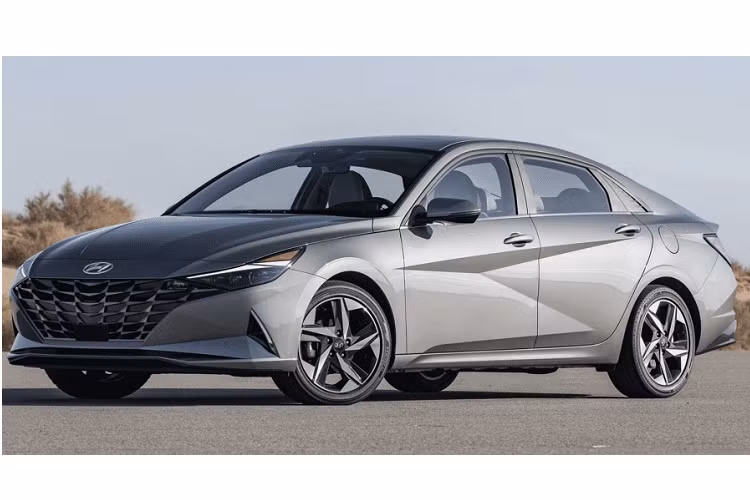 Mẫu xe này có khả năng tiết kiệm nhiên liệu ấn tượng, vận hành êm ái, nội thất khá thoải mái, nhiều tính năng hỗ trợ người lái và công nghệ tiện nghi. Elantra Hybrid chỉ tốn từ 5,3 lít/100km đến 5 lít/100km. Bản tiêu chuẩn sẽ có màn hình cảm ứng thông tin giải trí 8 inch, còn bản Limited được nâng cấp lên 10.3 inch.