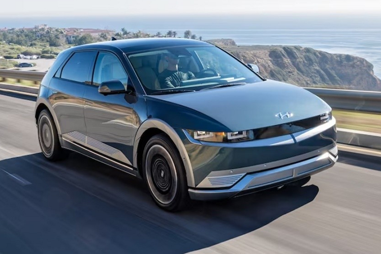  Hyundai Ioniq 5 2023 Lựa chọn hàng đầu trong danh sách những chiếc SUV điện là Hyundai Ioniq 5 2023 mới. Năm 2022, tại triển lãm ôtô New York, mẫu xe Hyundai Ioniq 5 đã giành được tới 3/6 giải thưởng, với giải danh giá nhất – Xe hơi của năm. Ngay lần đầu tiên ra mắt, chiếc xe này đã được đánh giá đầy thú vị.