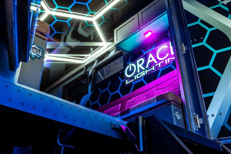 Một trong những mẫu xe có kích thước lớn nhất được giới thiệu tại triển lãm năm nay là bản độ xe tải quân sự M1079 của Oracle Lighting.