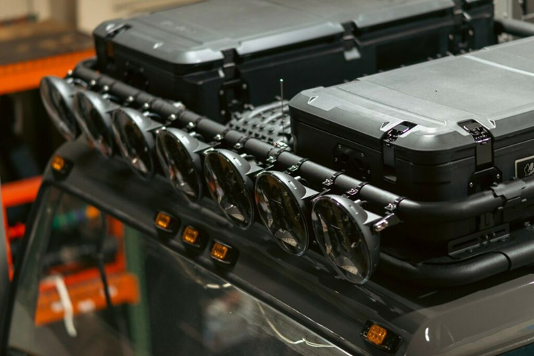 Với mục đích biến M1079 thành xe camping, Oracle đã bổ sung hệ thống đèn phụ trợ gồm đèn pha LED 7 inch mới trên cản tùy chỉnh, đèn LED logo, đèn định vị LED 9 inch trên giá nóc, thanh đèn LED 5 inch.