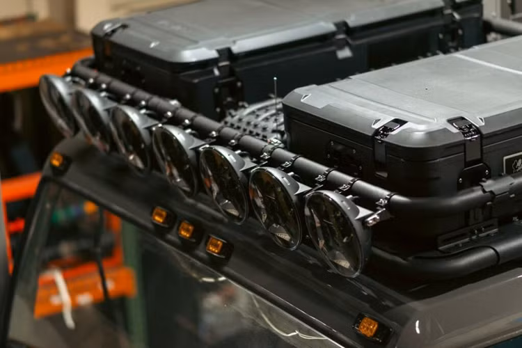 Với mục đích biến M1079 thành xe camping, Oracle đã bổ sung hệ thống đèn phụ trợ gồm đèn pha LED 7 inch mới trên cản tùy chỉnh, đèn LED logo, đèn định vị LED 9 inch trên giá nóc, thanh đèn LED 5 inch.