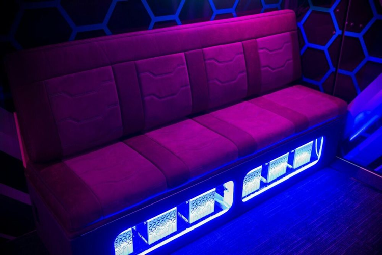 Bên cạnh đó, xe cũng được trang bị bộ tời dây tổng hợp với sức kéo đạt 8.164 kg, có thể hoạt động cả bằng động cơ dầu và mô-tơ điện. Cung cấp sức mạnh cho chiếc xe tải quân sự này là động cơ turbo-diesel Caterpillar 6.6L kết hợp với hộp số điện tử bảy cấp Allison.