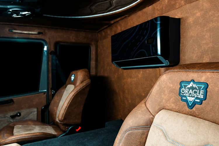 Bản độ của Oracle Lighting không có nhà vệ sinh và phòng tắm. Thay vào đó, nội thất chiếc xe tải này trông giống một hộp đêm hơn với hai ghế băng được bọc da và Alcantara. Ngoài ra, cabin xe còn có hệ thống đèn viền, loa bluetooth và các tủ đựng đồ.
