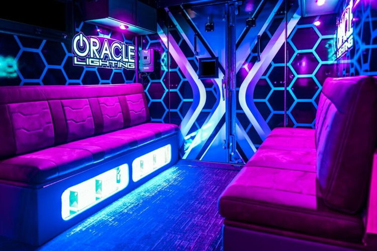 Nhằm phục vụ những chuyến thám hiểm dài ngày, xe được trang bị hệ thống pin năng lượng mặt trời 1.000W. Ngoài ra xe còn có mái hiên chỉnh điện, giá nóc Go Rhino lớn với thùng chở hàng và lớp sơn màu Nardo Grey mới.