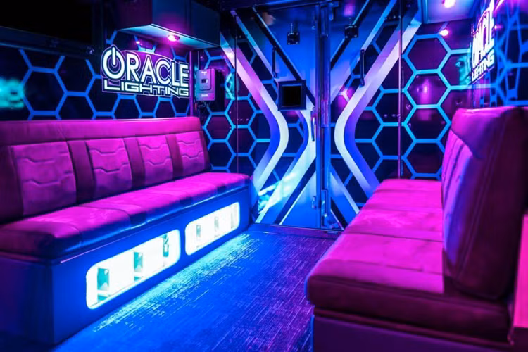 Nhằm phục vụ những chuyến thám hiểm dài ngày, xe được trang bị hệ thống pin năng lượng mặt trời 1.000W. Ngoài ra xe còn có mái hiên chỉnh điện, giá nóc Go Rhino lớn với thùng chở hàng và lớp sơn màu Nardo Grey mới.