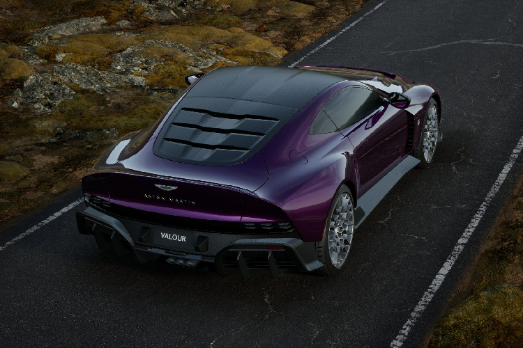 Kiểu dáng của Valour không hề giống với những mẫu xe Aston Martin đương đại. Đó là bởi vì siêu phẩm đặc biệt này đã được thiết kế với những đường nét lấy cảm hứng từ chiếc V8 Vantage nguyên bản 1977, cũng như chiếc xe đua giải Le Mans có tên RHAM/1 ‘Muncher’ từ năm 1980.