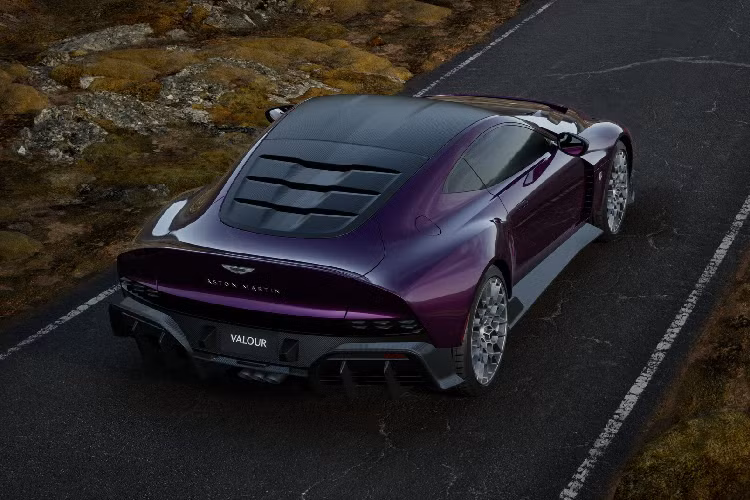 Kiểu dáng của Valour không hề giống với những mẫu xe Aston Martin đương đại. Đó là bởi vì siêu phẩm đặc biệt này đã được thiết kế với những đường nét lấy cảm hứng từ chiếc V8 Vantage nguyên bản 1977, cũng như chiếc xe đua giải Le Mans có tên RHAM/1 ‘Muncher’ từ năm 1980.