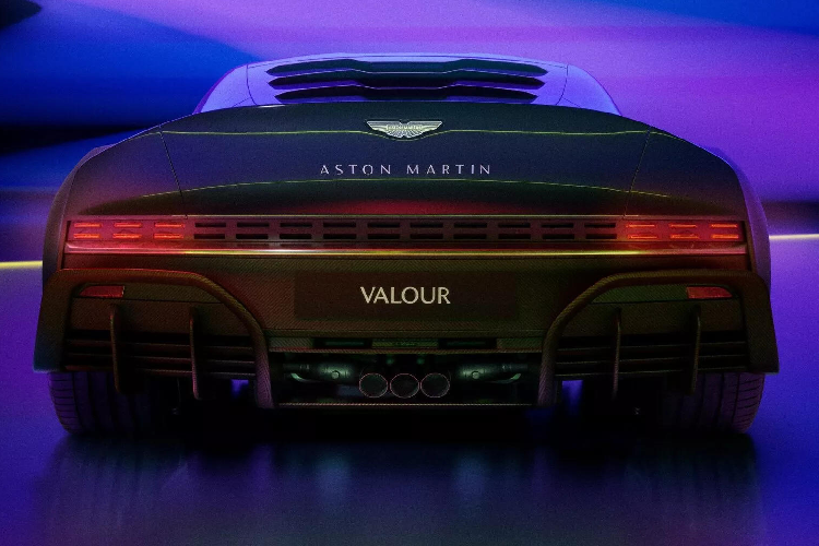 Aston Martin không tiết lộ về thông số bứt tốc của Valour, tuy nhiên có thể siêu phẩm này cũng ngang ngửa với năng lực của V12 Vantage: tăng tốc từ 0 - 100 km/h trong vòng 3,4 giây trước khi đạt tốc độ tối đa 322 km/h. Valour có các chế độ lái Sport, Sport+ và Track với “phản ứng ga, quản lý mô-men xoắn và đặc tính âm thanh được tách biệt rõ rệt”.