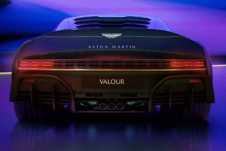 Aston Martin không tiết lộ về thông số bứt tốc của Valour, tuy nhiên có thể siêu phẩm này cũng ngang ngửa với năng lực của V12 Vantage: tăng tốc từ 0 - 100 km/h trong vòng 3,4 giây trước khi đạt tốc độ tối đa 322 km/h. Valour có các chế độ lái Sport, Sport+ và Track với “phản ứng ga, quản lý mô-men xoắn và đặc tính âm thanh được tách biệt rõ rệt”.