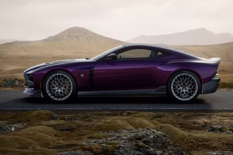 Có thể xem Valour như là một phần quan trọng trong kế hoạch tăng trưởng ngắn hạn của Aston Martin vì bản chất của mẫu xe này thuộc nhóm số lượng thấp nhưng lợi nhuận cao. Hãng xe Anh Quốc cũng khuyến khích khách mua tùy chỉnh chiếc xe với màu sơn độc đáo, các tùy chọn cá nhân hóa nội thất, v.v... với dịch vụ Q bespoke của mình.