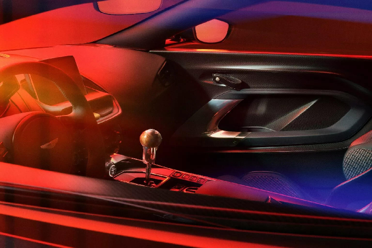 Nhìn từ bên hông, Valour có kiểu dáng thon gọn đậm chất khí động học nhưng đồng thời cũng được tạo hình cơ bắp, thể hiện sự khỏe khoắn. Bộ mâm hợp kim đúc có kích thước lớn 21 inch và mang thiết kế tổ ong, đi với lốp Michelin Pilot Sport S 5 được tối ưu riêng cho xe Aston Martin. Hệ thống phanh gốm carbon với đĩa 410 mm phía trước và 360 mm phía sau.