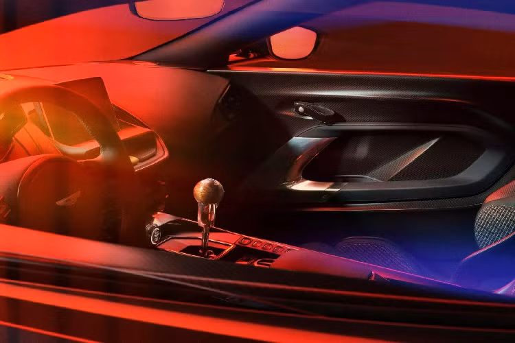 Nhìn từ bên hông, Valour có kiểu dáng thon gọn đậm chất khí động học nhưng đồng thời cũng được tạo hình cơ bắp, thể hiện sự khỏe khoắn. Bộ mâm hợp kim đúc có kích thước lớn 21 inch và mang thiết kế tổ ong, đi với lốp Michelin Pilot Sport S 5 được tối ưu riêng cho xe Aston Martin. Hệ thống phanh gốm carbon với đĩa 410 mm phía trước và 360 mm phía sau.