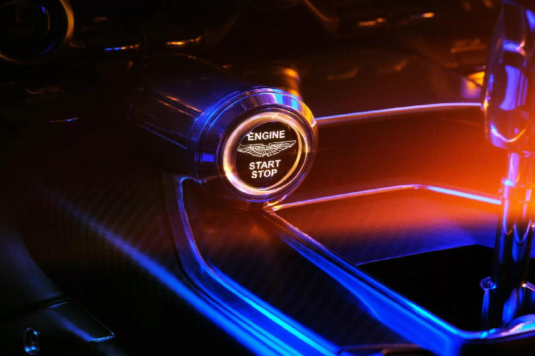 Khoang cabin của Valour khá giống với chiếc Vantage đời mới hiện nay, nhưng được thiết kế theo phong cách tối giản để phù hợp với hình ảnh cổ điển mà Aston Martin muốn tạo ra. Các khe gió điều hòa được sửa đổi lại, trong khi khu vực "yên ngựa" nổi bật với cần gạt số có đầu hình tròn được ốp gỗ.