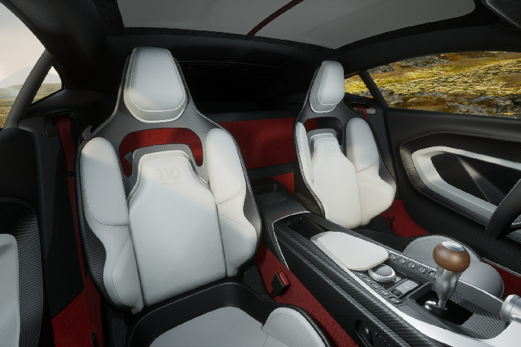 Valour có thân xe bằng sợi carbon và nắp ca-pô dạng vỏ sò với khe gió hình móng ngựa, cùng với khe gió NACA kép. Đèn pha LED hình tròn đậm chất cổ điển, lưới tản nhiệt rộng và có các đường lưu thông gió đặt dọc. Bộ chia gió phía dưới rất rõ nét và cho thấy chất liệu cấu thành từ sợi carbon.