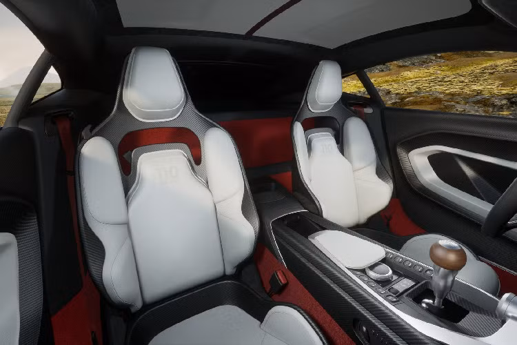 Valour có thân xe bằng sợi carbon và nắp ca-pô dạng vỏ sò với khe gió hình móng ngựa, cùng với khe gió NACA kép. Đèn pha LED hình tròn đậm chất cổ điển, lưới tản nhiệt rộng và có các đường lưu thông gió đặt dọc. Bộ chia gió phía dưới rất rõ nét và cho thấy chất liệu cấu thành từ sợi carbon.