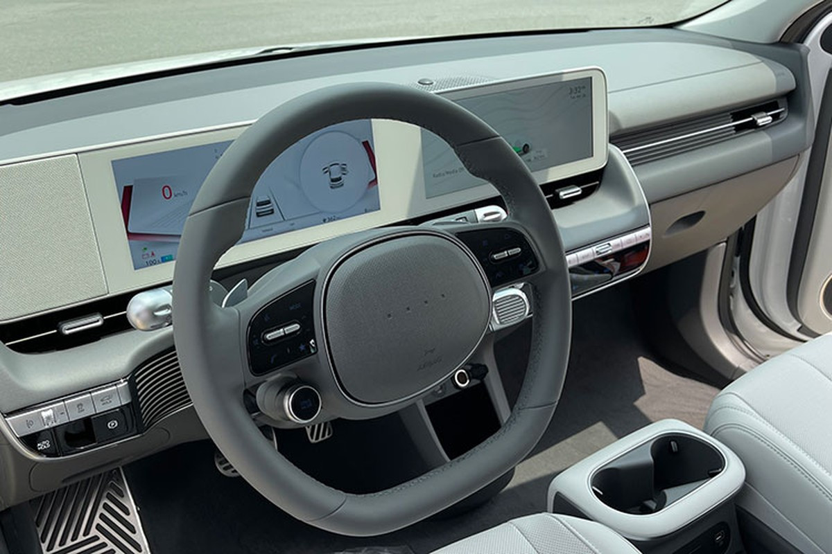 Bên trong Hyundai Ioniq 5 là không gian nội thất 2 hàng ghế với 5 chỗ ngồi. Nội thất của xe được thiết kế theo phong cách phòng khách tại nhà nhằm tạo cảm giác ấm cúng, thân thuộc cho hành khách và có nhiều chất liệu thân thiện với môi trường.