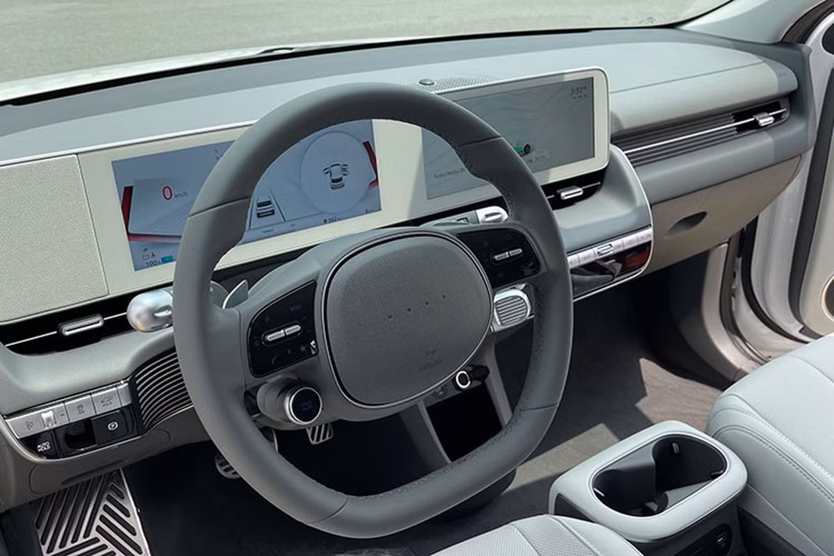 Bên trong Hyundai Ioniq 5 là không gian nội thất 2 hàng ghế với 5 chỗ ngồi. Nội thất của xe được thiết kế theo phong cách phòng khách tại nhà nhằm tạo cảm giác ấm cúng, thân thuộc cho hành khách và có nhiều chất liệu thân thiện với môi trường.