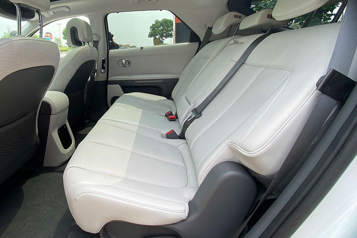 Xe có những trang bị tiện nghi như ghế bọc da chỉnh điện, bảng đồng hồ kỹ thuật số với màn hình 12,3 inch nối liền với màn hình thông tin giải trí 12,3 inch, hỗ trợ Apple CarPlay/Android Auto, hệ thống điều hòa tự động và hệ thống âm thanh Bose 8 loa.