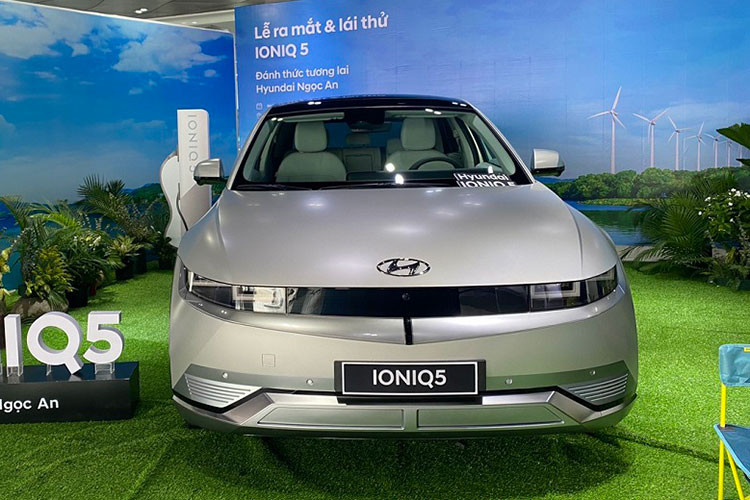 Vào hồi tháng 8 năm ngoái, một số đại lý đã bán Hyundai Ioniq 5 cho khách hàng Việt Nam với số lượng hạn chế. Những chiếc xe này được nhập khẩu nguyên chiếc từ Hàn Quốc nên có giá lên đến 1,9 tỷ đồng.