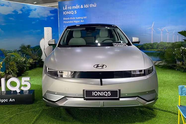 Vào hồi tháng 8 năm ngoái, một số đại lý đã bán Hyundai Ioniq 5 cho khách hàng Việt Nam với số lượng hạn chế. Những chiếc xe này được nhập khẩu nguyên chiếc từ Hàn Quốc nên có giá lên đến 1,9 tỷ đồng.
