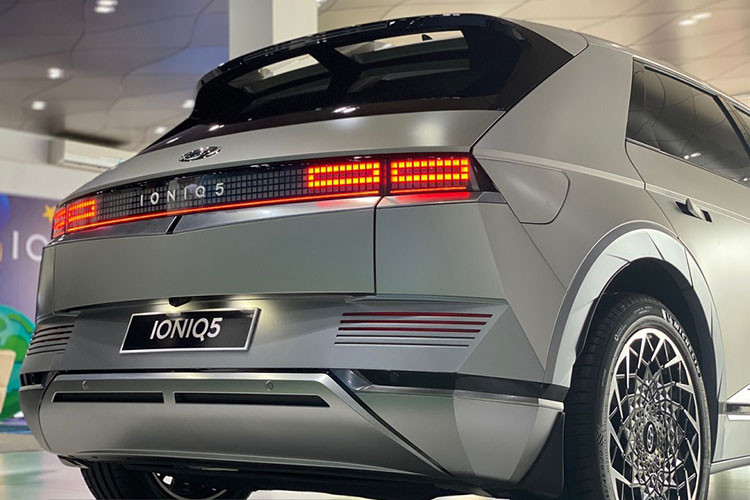 Cuối cùng là gói công nghệ an toàn chủ động Hyundai SmartSense, bao gồm những tính năng như cảnh báo điểm mù, cảnh báo phương tiện cắt ngang khi lùi tích hợp hỗ trợ phanh, hỗ trợ giữ làn đường, hỗ trợ bám làn đường, cảnh báo khi phương tiện phía trước khởi hành, hệ thống kiểm soát hành trình thích ứng, hỗ trợ đèn pha, cảnh báo va chạm phía trước và cảnh báo va chạm khi mở cửa.