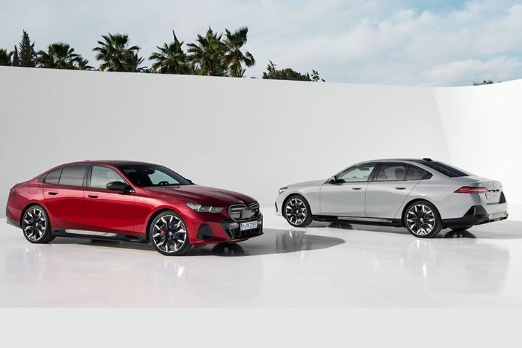 Điều đáng nói, đây là lần đầu tiên dòng BMW 5-Series 2024 mới có bản thuần điện mang tên BMW i5, bên cạnh các bản động cơ đốt trong truyền thống. Nhìn chung, ngoài sự khác biệt về lưới tản nhiệt và động cơ, BMW i5 và các mẫu 5-Series động cơ đốt trong đều giống nhau về ngoại, nội thất.