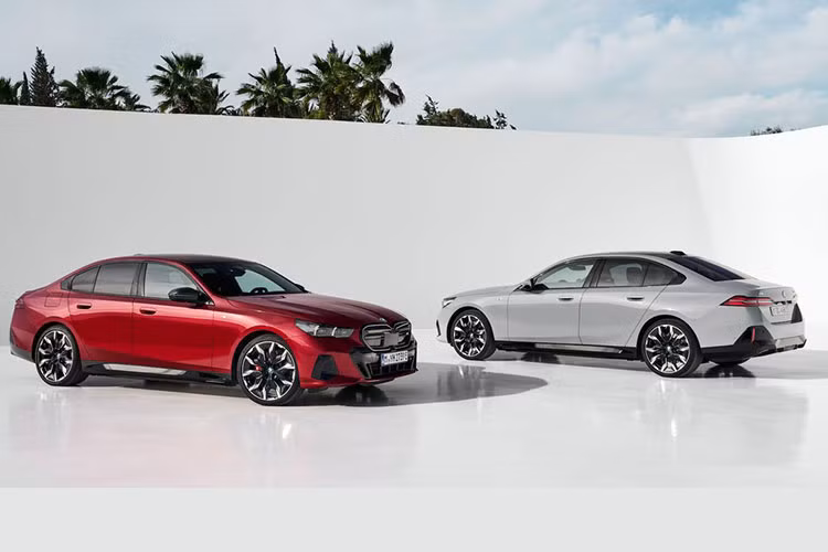 Điều đáng nói, đây là lần đầu tiên dòng BMW 5-Series 2024 mới có bản thuần điện mang tên BMW i5, bên cạnh các bản động cơ đốt trong truyền thống. Nhìn chung, ngoài sự khác biệt về lưới tản nhiệt và động cơ, BMW i5 và các mẫu 5-Series động cơ đốt trong đều giống nhau về ngoại, nội thất.