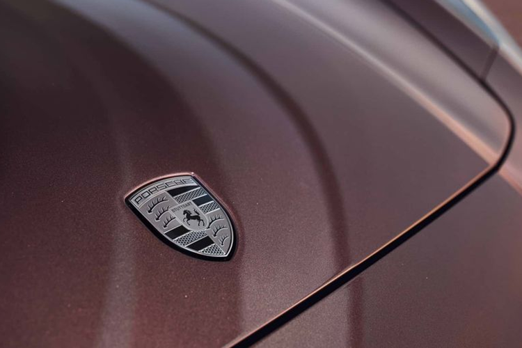 Trong khi đó, đường viền thân xe, khung cửa sổ và bộ la-zăng 21 inch được sơn màu nâu đồng ánh kim (Avium metallic). Sự kết hợp màu sắc hài hòa của mẫu xe này được hoàn thiện bằng tông màu đen nhám trên cản trước, ốp đèn pha và cửa sổ. Bộ bốn ông xả được làm từ đồng cũng là điểm đáng chú ý của mẫu xe này.