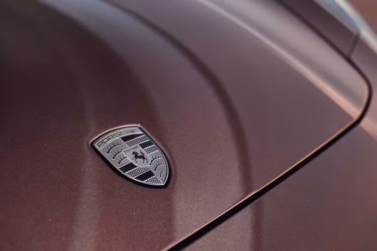 Trong khi đó, đường viền thân xe, khung cửa sổ và bộ la-zăng 21 inch được sơn màu nâu đồng ánh kim (Avium metallic). Sự kết hợp màu sắc hài hòa của mẫu xe này được hoàn thiện bằng tông màu đen nhám trên cản trước, ốp đèn pha và cửa sổ. Bộ bốn ông xả được làm từ đồng cũng là điểm đáng chú ý của mẫu xe này.