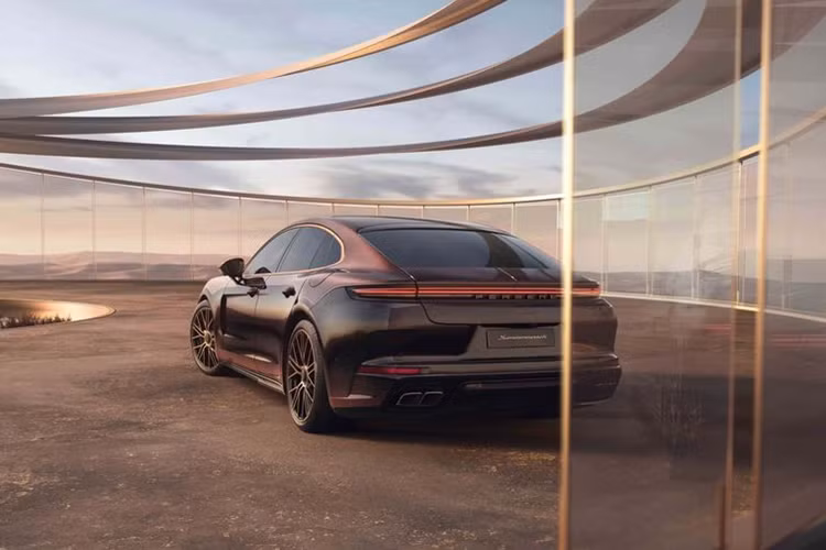 Panamera 2024 sẽ được sản xuất tại nhà máy của Porsche ở Leipzig, Đức. Hiện hãng đã bắt đầu nhận cọc cho mẫu xe này tại Mỹ. Mức giá xe Porsche Panamera 2024 khởi điểm từ 99.900 USD (2,42 tỷ đồng) cho bản tiêu chuẩn, trong khi bản 4WD có giá khởi điểm là 106.900 USD (2,59 tỷ đồng). Giá bán phiên bản Turbo E-Hybrid chưa được hé lộ.