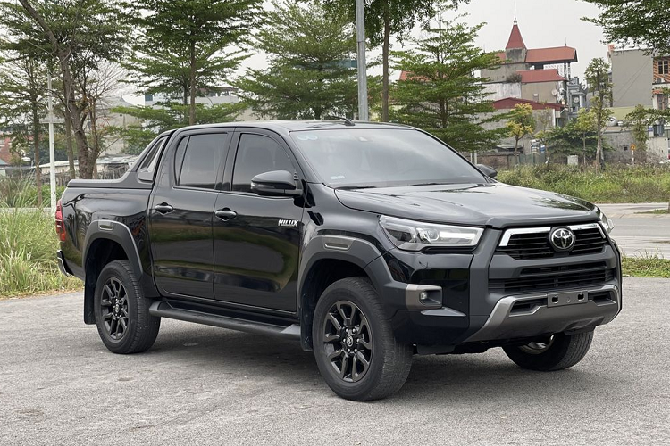 Toyota Hilux cu rao ban dat hon Ford Ranger cung doi toi 100 trieu