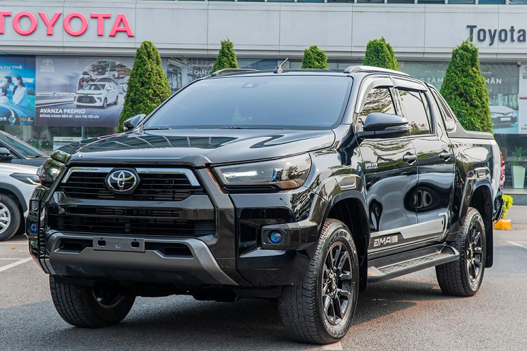 Toyota Hilux là một trong những mẫu bán tải gia nhập thị trường Việt Nam sớm nhất và khá được lòng người tiêu dùng bởi vẻ ngoài hiện đại, độ bền cao, đồng thời phụ tùng dễ thay và sửa chữa. Tại thị trường Việt Nam, Toyota Hilux từng là dòng bán tải bán chạy thứ hai chỉ xếp sau Ford Ranger.
